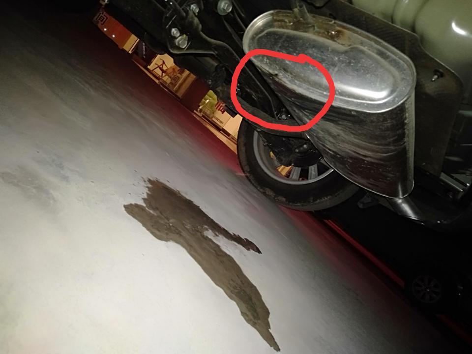 现代ix35-这是不是正常现象这个状况？  为什么漏水？     详细解释一下。谢谢大家