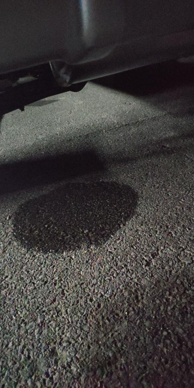 现代ix35-新车停那里发现车底下有水，就是椭圆形的箱子里滴下来的，正常吗？今天刚提的车