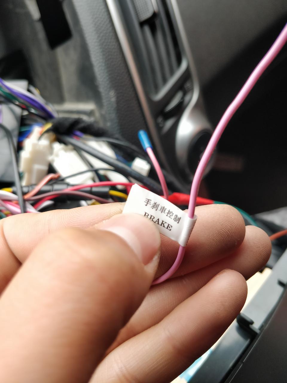 现代ix35-2015款ix35智能型2.0L，从前挡玻璃除雾口掉进一个螺丝，有没有懂车得，看看我需要从哪里取出螺丝，尴尬。目前后续改装导航显示原车信息中，后续发帖，希望大家多多捧场。