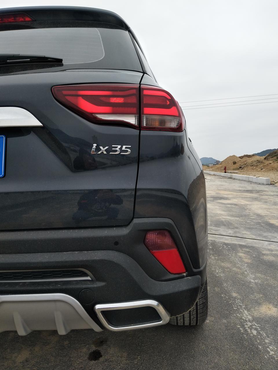 现代ix35-我想问下新买的ix35  2.0l畅享版的后面右边下面这个灯不亮，销售说出来就是这样是真的吗