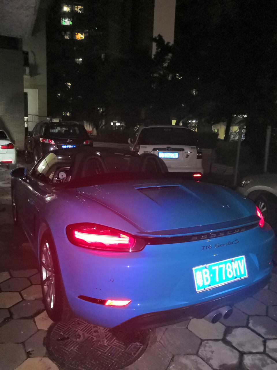保时捷718boxster S 2.5T 七七八八总价花了120W，开出去好些个朋友说我这车只要六七十万…??我郁闷得要死，买了个顶配，结果天天被人笑…我是不是被福田保时捷中心坑了？