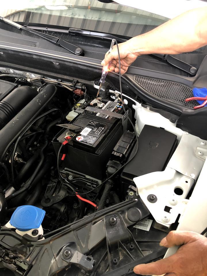 奥迪q2l-6月中旬买的车 每天都用车 灯也关闭了 昨天早上十点出门去开车 结果没电了 喇叭也按不响 
后找来搭电线才能启动 
新车就这样 表示很费解