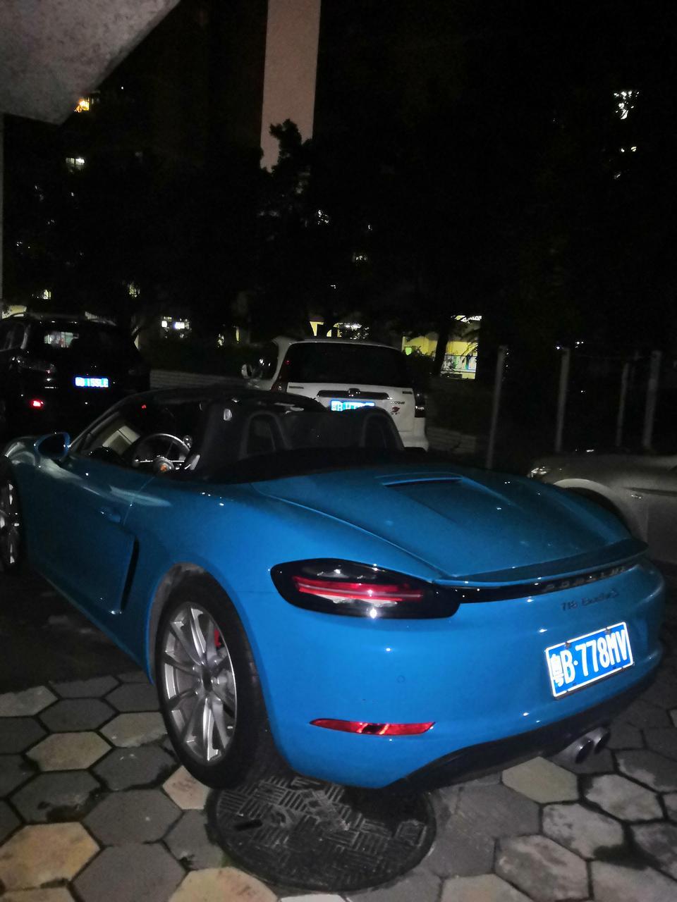 保时捷718boxster S 2.5T 七七八八总价花了120W，开出去好些个朋友说我这车只要六七十万…??我郁闷得要死，买了个顶配，结果天天被人笑…我是不是被福田保时捷中心坑了？
