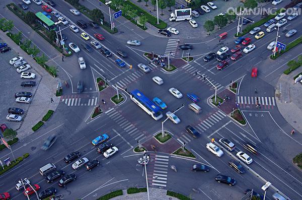 瑞虎7-当行驶到十字路口，或者经过下坡路时，你是空挡滑行，还是挂挡踩离合行驶，或者是踩刹车降挡行驶?各有什么优缺点?