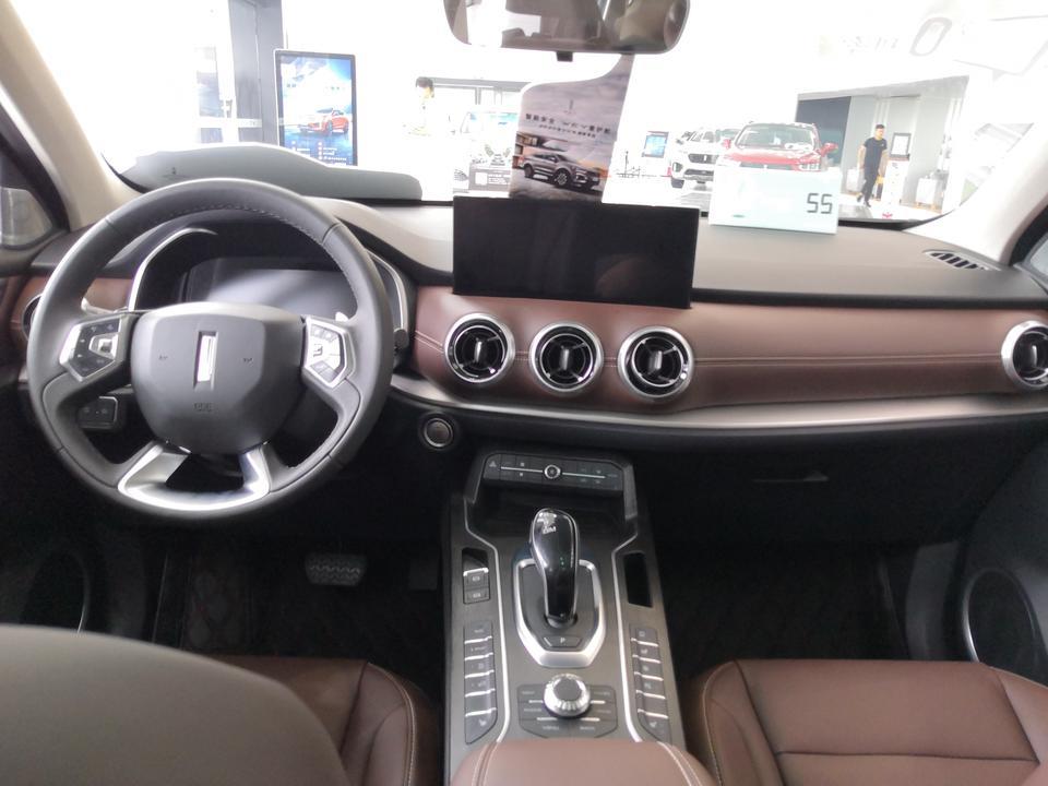 wey vv6-关于VV6有几个问题想跟大家了解一下，VV6这款车我也去4S店试驾过几次了，新旧款都试过了，新款给我感觉满好的！我想了解一下2020款两驱智享+有没有预留行车记录仪接电口？？去4店看的都是顶配车！还有就是去汽贸车行买车跟去4S店买有什么不一样吗，两家店的价格都有了解过相差有近2w差！汽贸买的话有什么要注意的吗？？