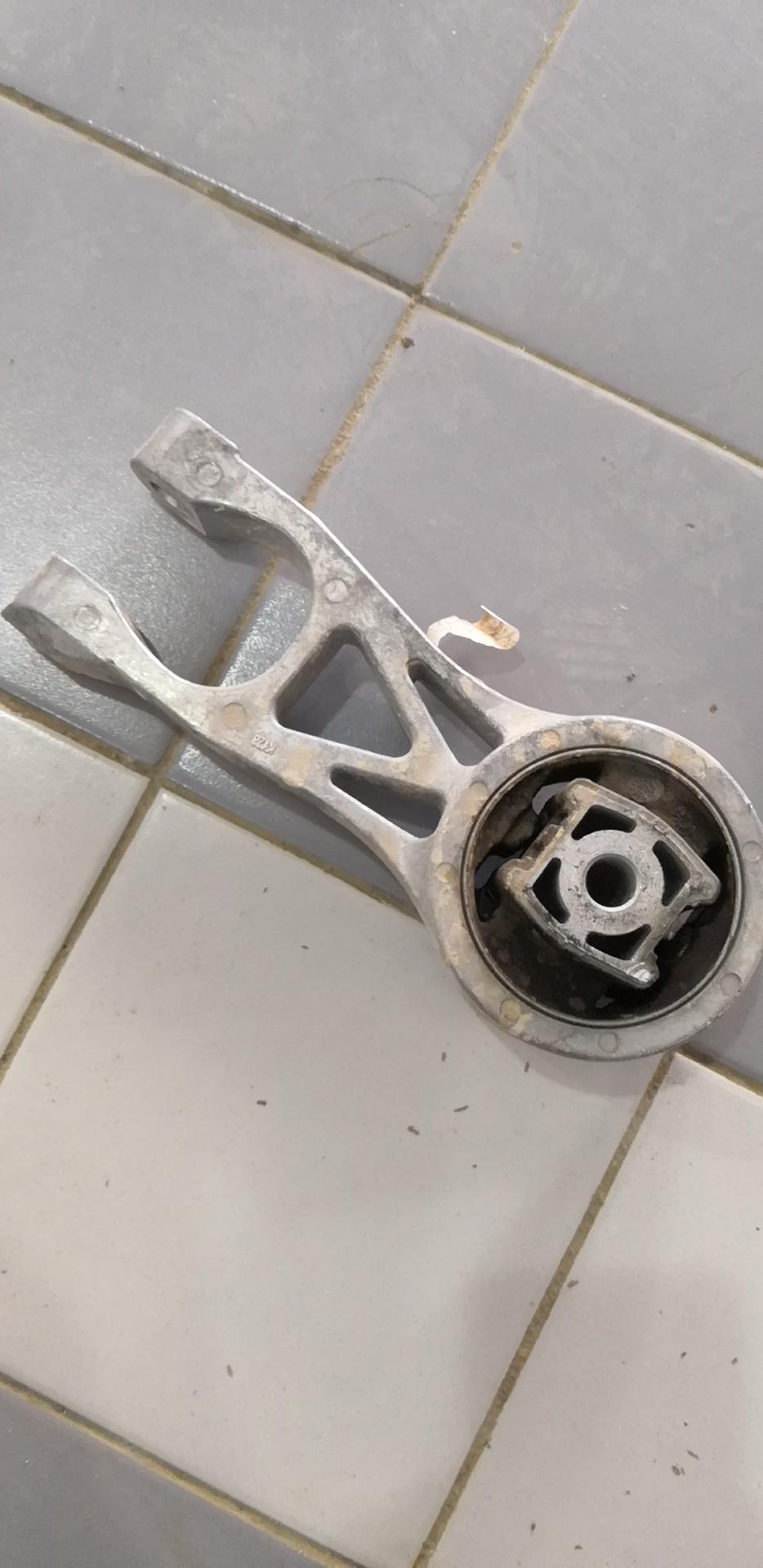 wey vv6-提VV6二十天，今天换了发动机和变速箱机脚。2号提车的，5号夜里开车发现油门异响。现在换了这个，依然异响。厂家说是正常现象！可能想拖过60天的三包换车。我第一次听说异响是正常的说法，试过别的VV6好几台，都没有。敢问各位，我现在该怎么维权？