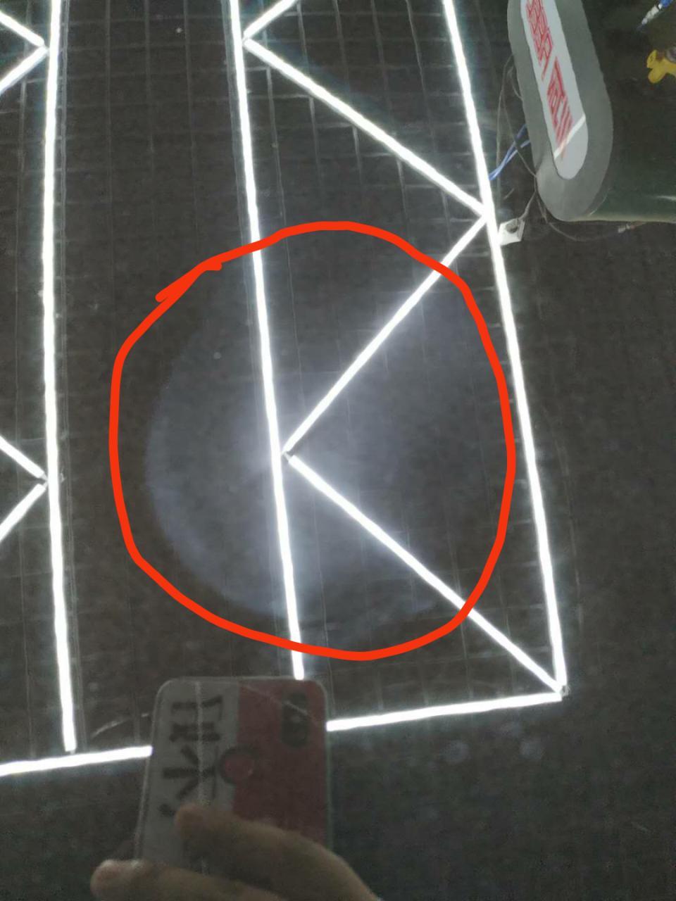 wey vv6-6.10号提的车，车子很脏内饰也很脏根本没有好好洗洗，因为有事急着走也没多说什么所以6.11洗车时洗车师傅发现漆面有抛光痕迹，6.12去4S店希望店里查找原因，提供解决方案，但宜兴市致盛魏4S店销售负责人态度恶劣，撇清所有责任意思是大家都检查过车没有问题，车出去了有问题都是我本人的事情，但这块痕迹只有在强光下看的出，店里专业的难道检查不出来？我修理厂朋友说这种光圈就是抛光的，不可能是毛巾能擦的出来的，让我直接找厂家沟通，我直接找厂家还需要4S店干什么。4S店意思就是帮我修复一下就行，还是出