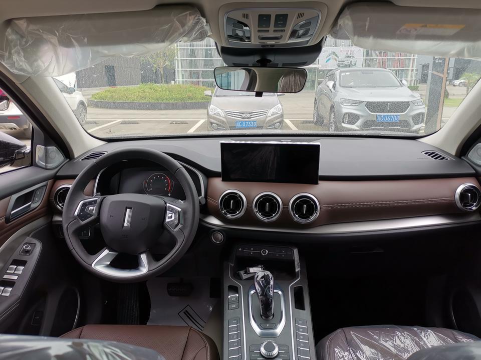 wey vv6-看了实车，也试驾了，整体感觉不错，新vv6的超豪和现版的超豪还有些细小的差别，目前发现新版的后排没有usb，没有空气净化功能，后备箱无感应开启。音响音质爆好×3，比现版本的好太多，现场对比了的。已预订，4S店预计价格155000，不知道有优惠没。我没有开过豪车，这车起步加速我认为很舒服很平稳，没有感觉到有抖动感，换挡很平顺，油耗，不知，只开了几分钟。