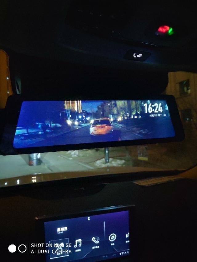 wey vv6-vv6车主朋友们有没有自己加装流媒体的？昨天自己上朋友那里装了一台捷度流媒体。带行车记录仪功能的，一共花了950大洋，效果非常好！重点是在外面看不加后摄像头（后摄像头安到后风挡里面了）这样就避免了在后风挡上边钻眼所带来的破坏！得亏订车的时候把在厂家花两千大洋订购还没有记录仪功能的流媒体给退了！