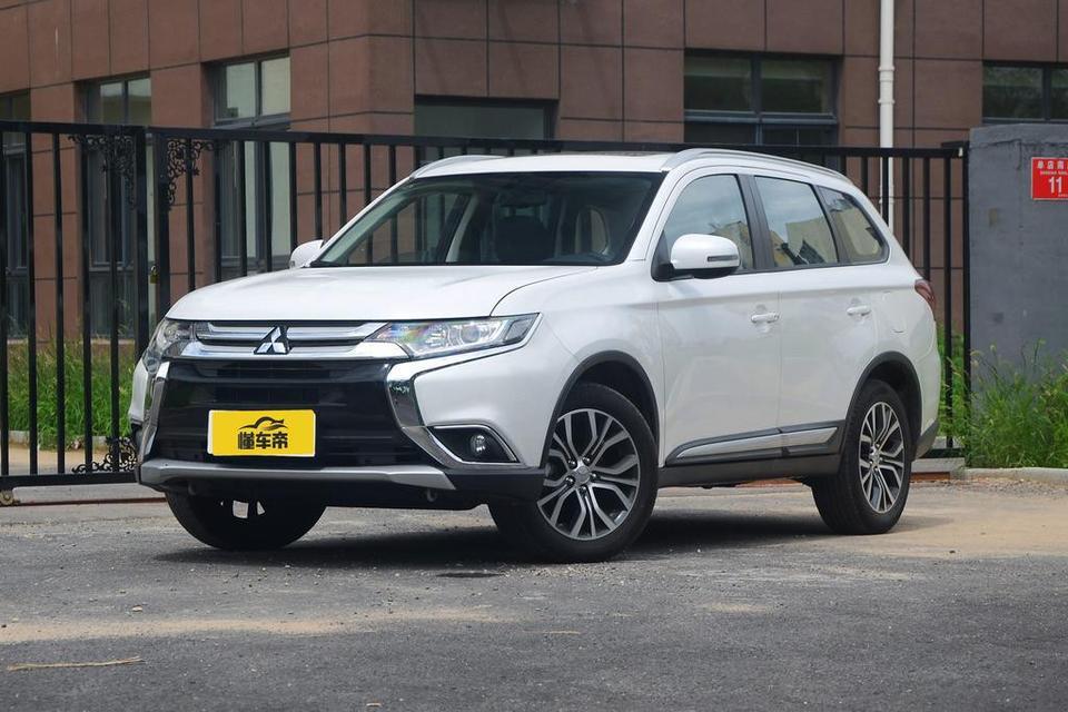 wey vv6-亲爱的车友们大家好，近来比较关注两款车，一直不知道那款更使用，三菱欧蓝德荣耀版，和魏派VV6超豪华版，都是两驱车，他们的价格都是在15万～16万之间。考虑到安全性能，油耗，后期保养成本，和保值率选择哪个更划算，请使用过车友给点真实建议，再次感谢。