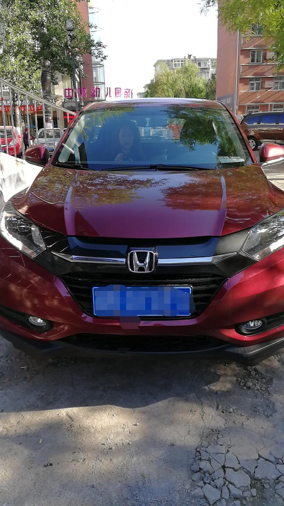 就在上个月中旬，给夫人提了一辆缤智，1.8的，因为本人不咋开这车，等上完牌后跑了一趟高速，没超100迈，就听到司机面车窗外有风吹哨的声音，后来在市区里慢跑也有吹哨的声音，缤智新车就这样？各位大侠谁清楚，到底是咋回事？门条问题还是？请教！