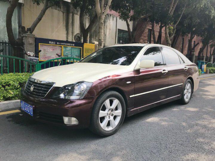 06年皇冠行驶时会有风吹进缝隙的声音从工作台传到车内，这是为什么呢？还有一个声音像铁皮和铁相互摩擦发出的，从左侧传入一般开50km/h会有，开快些就没有，这又是哪出问题了，避震检查过没问题。懂车的朋友帮我回答下谢谢！