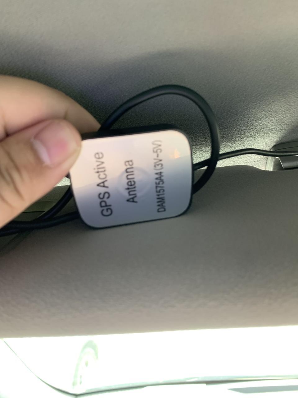 14代皇冠车主们你们前挡风中上方有这个东西吗，刚无意发现的！这是追踪器吗？