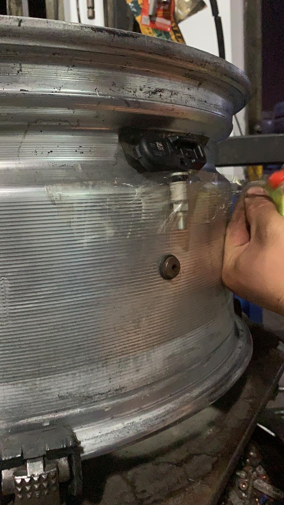 皇冠-原厂胎压有高手指导下吗可以搞搞的？ 弄了好多店铺都搞不了，用胶布缠着 现在掉下来了 走起来框框响