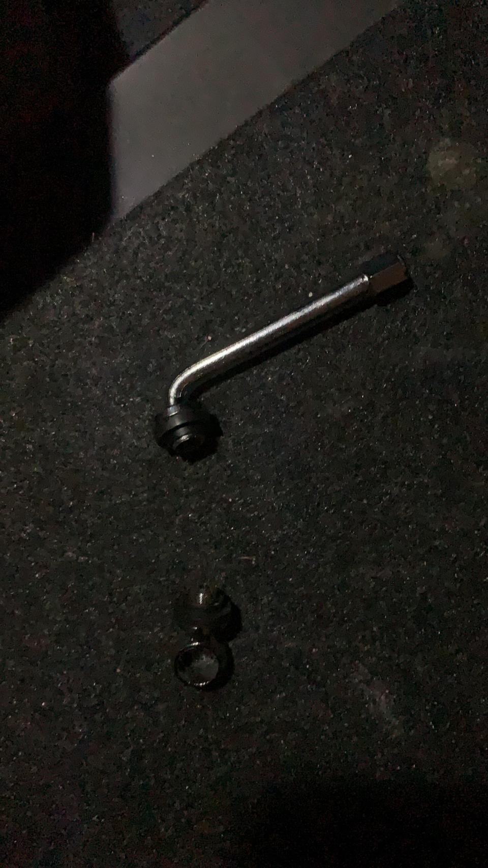 皇冠-原厂胎压有高手指导下吗可以搞搞的？ 弄了好多店铺都搞不了，用胶布缠着 现在掉下来了 走起来框框响