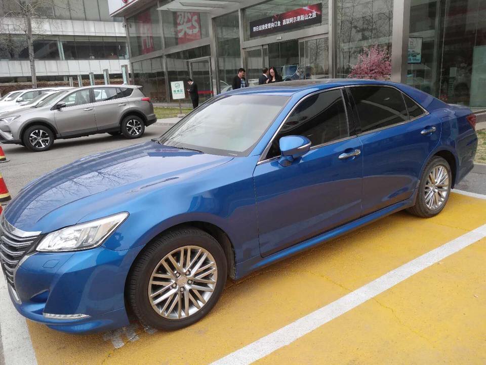 为什么丰田4s店的皇冠车都是白色和黑色两种，想提蓝色和褐色的都说没货？