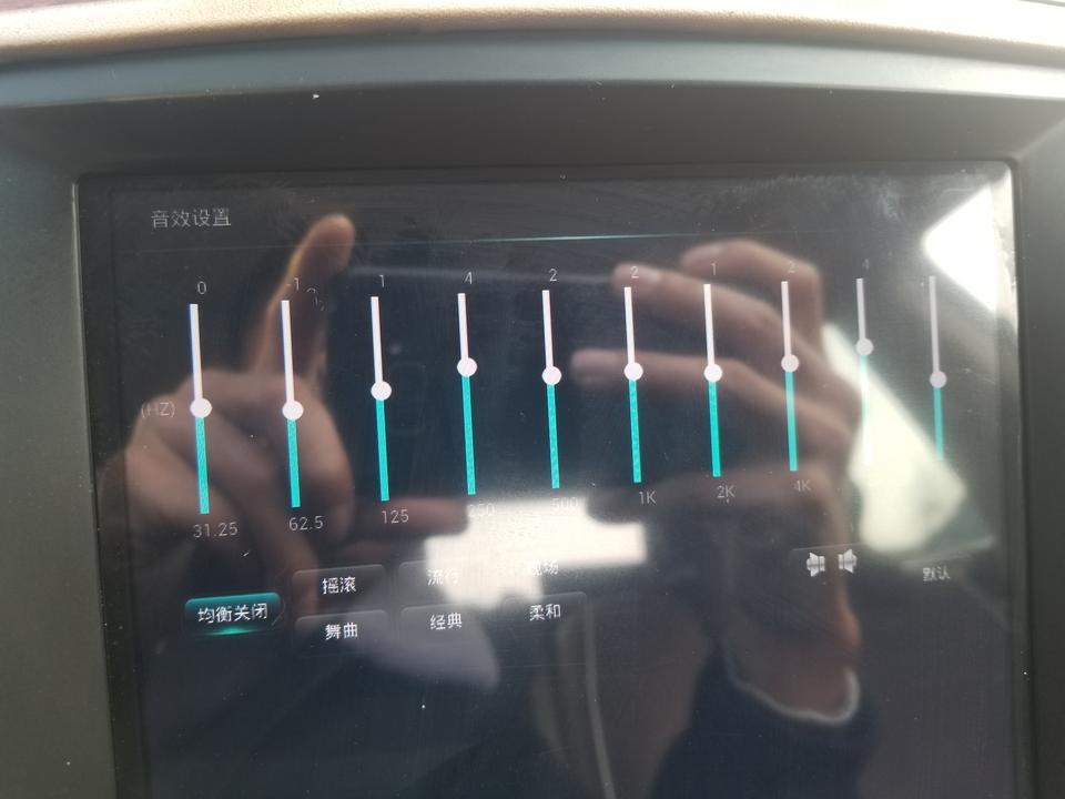 大家有十二代皇冠原装导航加CD吗？我现在车上是改装的大屏的安卓导航。。想换回来。。。
