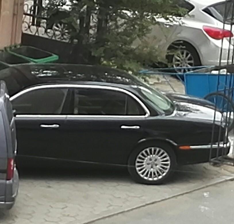皇冠-大家看看这是什么车
哪位大神帮我看一眼
我一会下楼看然后公布答案