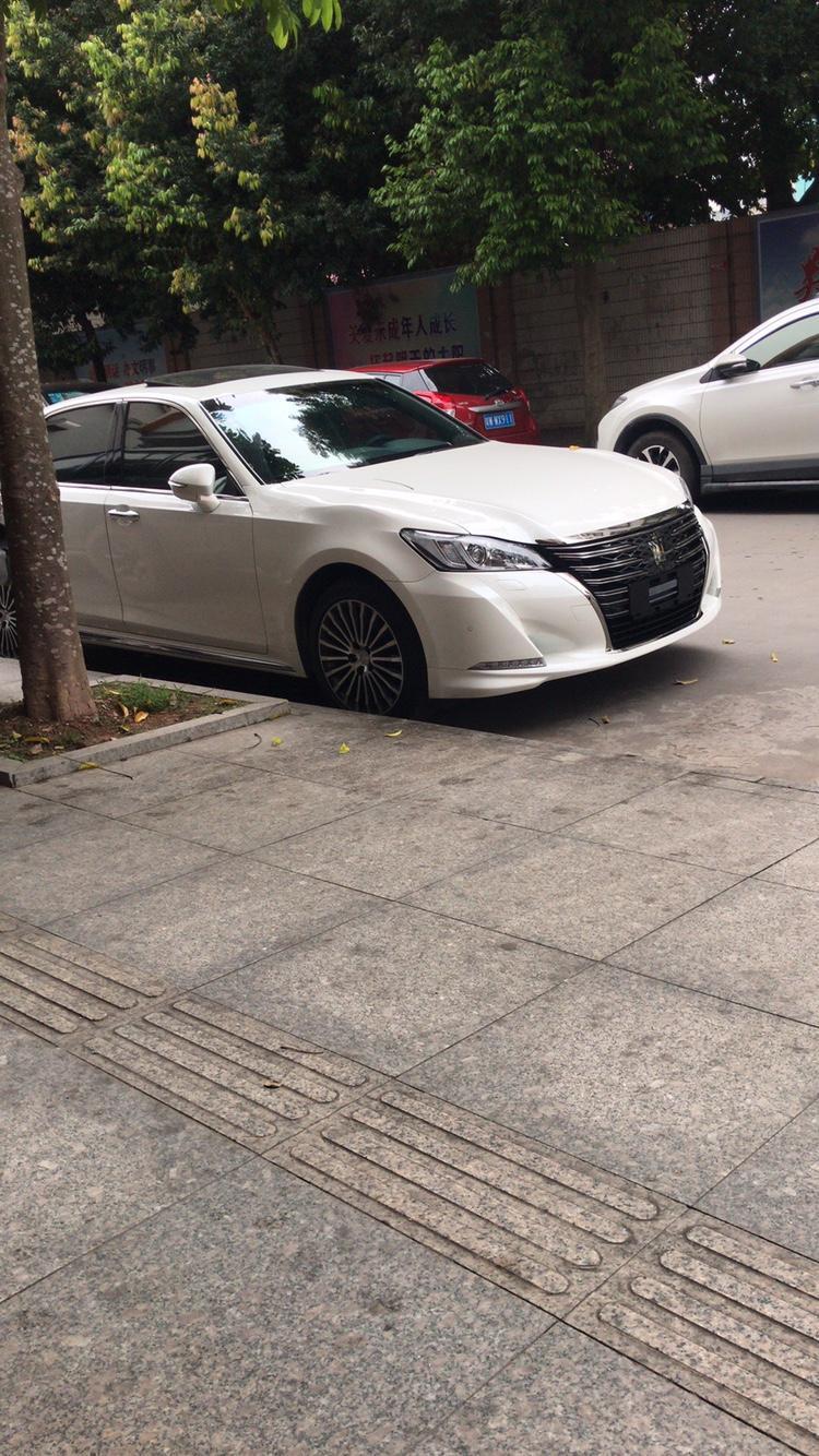 皇冠-请问2018款黄冠运动版自动大灯敏感度可以调节吗，还有一键升降窗在哪里设置，求大神解答？