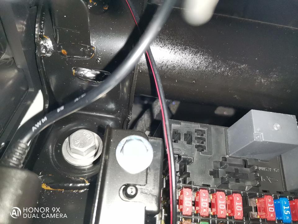 奇瑞艾瑞泽gx  1.5t手动锐色版，2019年6月15买车，生产日期是2019年2月。
到现在，半年多一点儿，行驶15000公里多一点。
汽车车架焊点生锈，虽然不严重，但是刚刚半年就开始了。去了4s店，店里竟然拿个饮料瓶盖，弄点漆说点一下就好了，车里面一般不做防锈处理的。
我拒绝了，因为看到的生锈了，看不到的怎么办，也不给检查。说检查的话要拆整个中控台，所以我没让他动。
这个不知道要怎么处理才好，我相信了奇瑞，没想到这样，人生第一辆车啊。
可能国产车都这样吧，图片是生锈的地方，都是焊点。