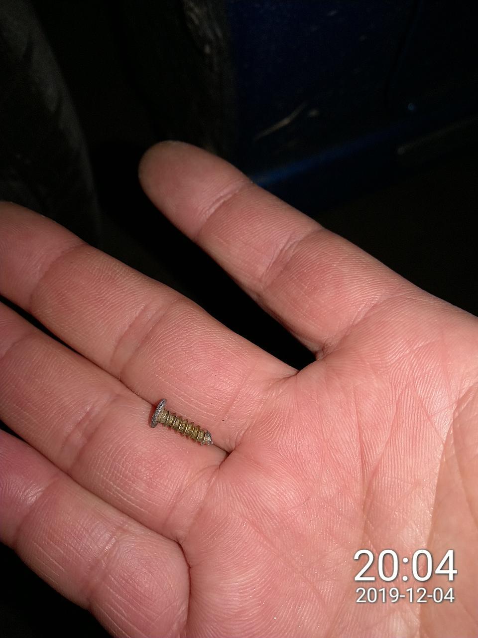 艾瑞泽gx-左前轮扎了一个小螺丝钉，拔出来后没有漏气，胎压监测显示正常，是否需要再去修车店检查下，上高速会不会有影响？