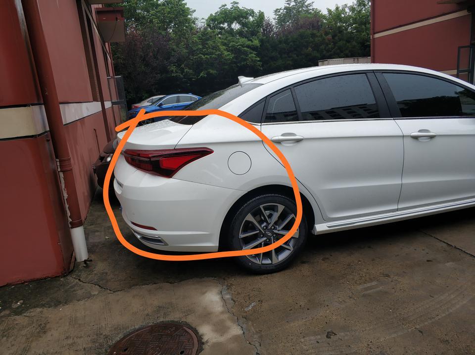 艾瑞泽gx-新车5天发现图中圈出地方有点色差，请问各位车友你们有这样的情况吗？这样的情况如何解决？？？