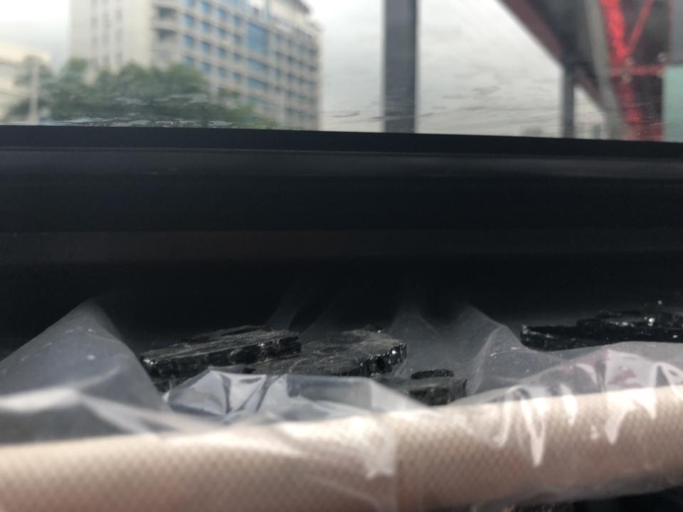 艾瑞泽gx-坐标南宁。 奇瑞4s店贴膜时候说烫爆了玻璃，私自换了一块4s店外的玻璃给我。中午贴的膜 晚上提车时候没有一个负责人告知我情况，晚上想拆开新车包的薄膜。拉开天窗滑盖跌落一堆玻璃渣，第二天店内才说是前一天弄坏的，包了工商 至今未有结果。真糟心。