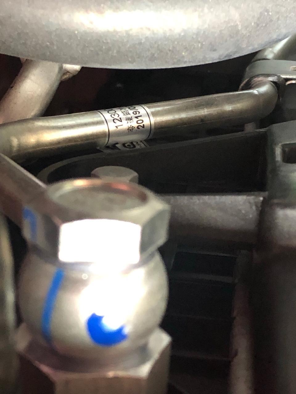 艾瑞泽GX，如图，我听网上说引擎盖里面的所有螺丝像用记号笔划了的就必须在一条线上才证明是对的没有拆动过，但是我的新车看了里面有一颗螺丝就是这样的，正常吗？