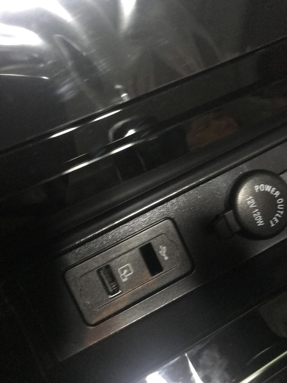 艾瑞泽gx-这怎么办，细节还是不行啊，usb 轻轻插进去居然掉进去了？