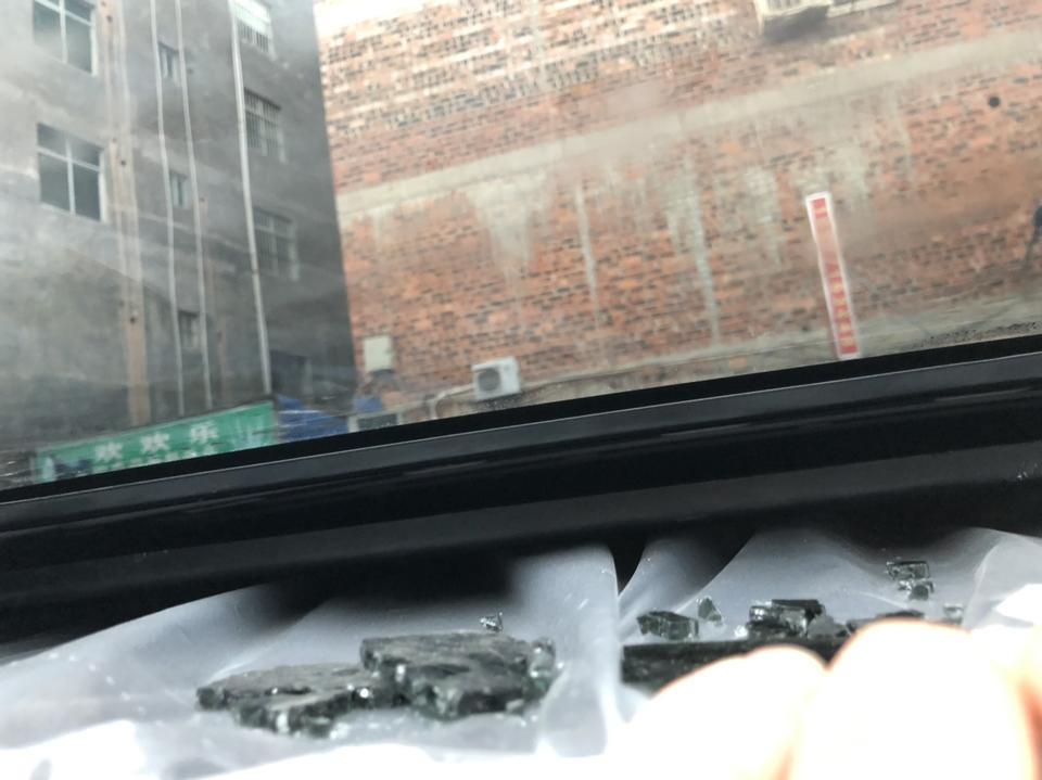 艾瑞泽gx-坐标南宁。 奇瑞4s店贴膜时候说烫爆了玻璃，私自换了一块4s店外的玻璃给我。中午贴的膜 晚上提车时候没有一个负责人告知我情况，晚上想拆开新车包的薄膜。拉开天窗滑盖跌落一堆玻璃渣，第二天店内才说是前一天弄坏的，包了工商 至今未有结果。真糟心。
