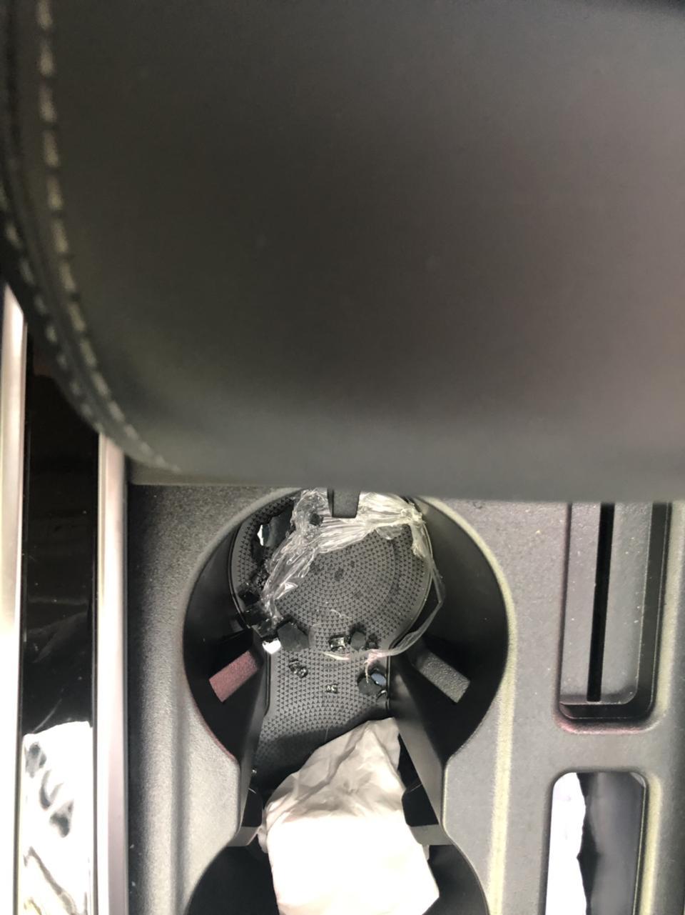 艾瑞泽gx-坐标南宁。 奇瑞4s店贴膜时候说烫爆了玻璃，私自换了一块4s店外的玻璃给我。中午贴的膜 晚上提车时候没有一个负责人告知我情况，晚上想拆开新车包的薄膜。拉开天窗滑盖跌落一堆玻璃渣，第二天店内才说是前一天弄坏的，包了工商 至今未有结果。真糟心。