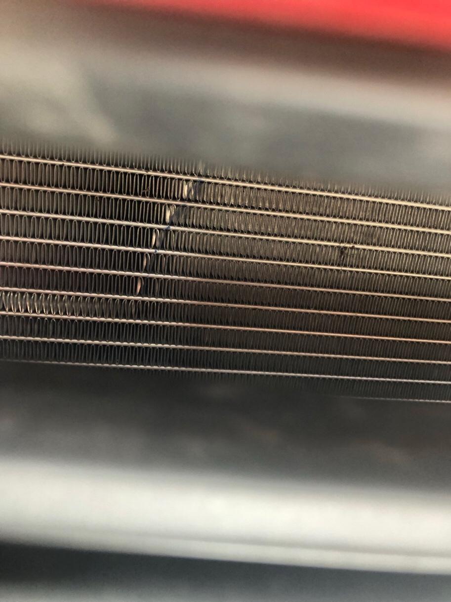 艾瑞泽gx-就是车牌下面这里面应该是水箱吧怎么有点这个小印子，新车是正常的吗？有印子的地方还有像用蓝色记号笔划的