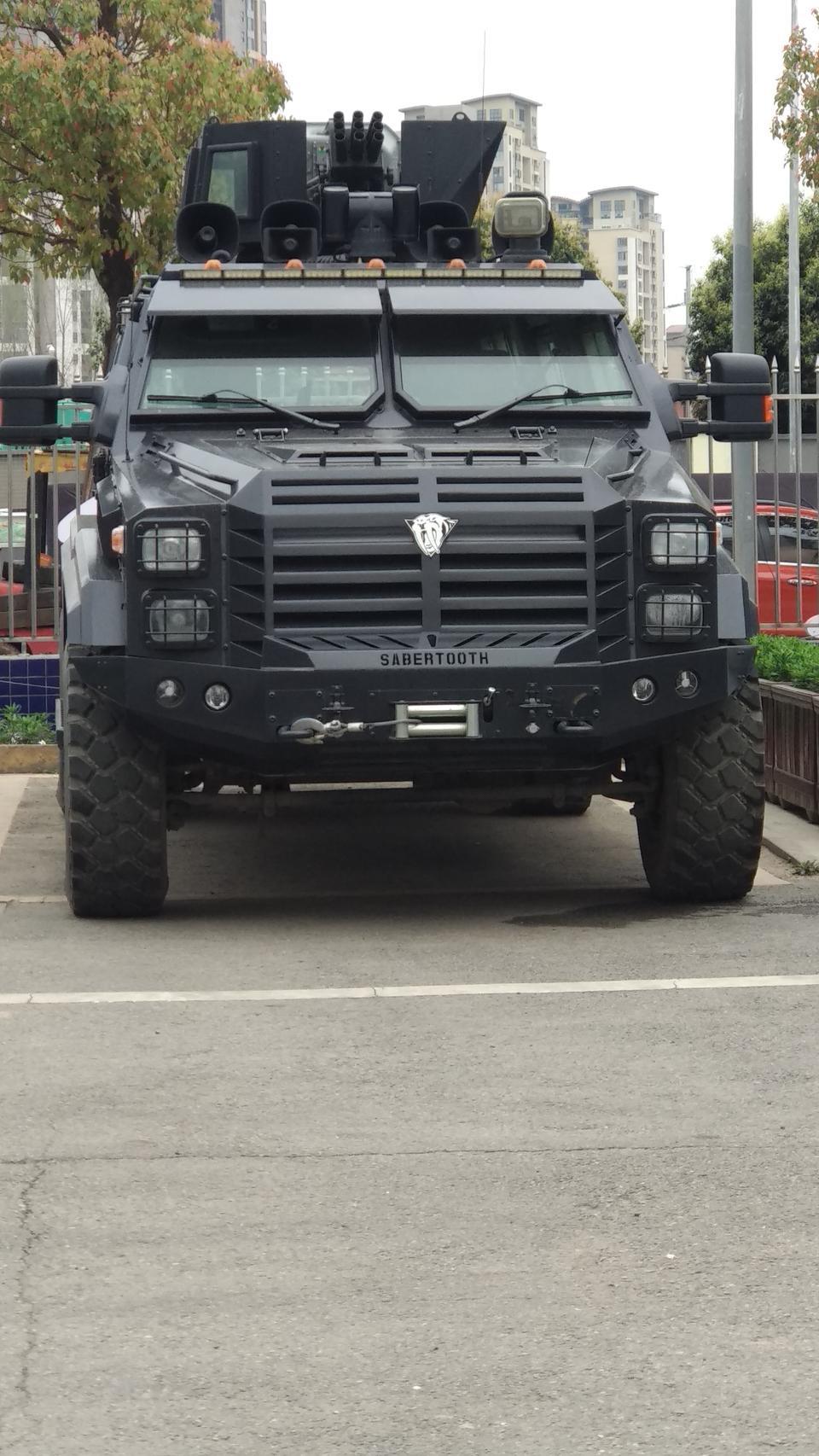 奔驰g级-大家看看这是什么车，在警察局里拍到的，是不是乔治巴顿？