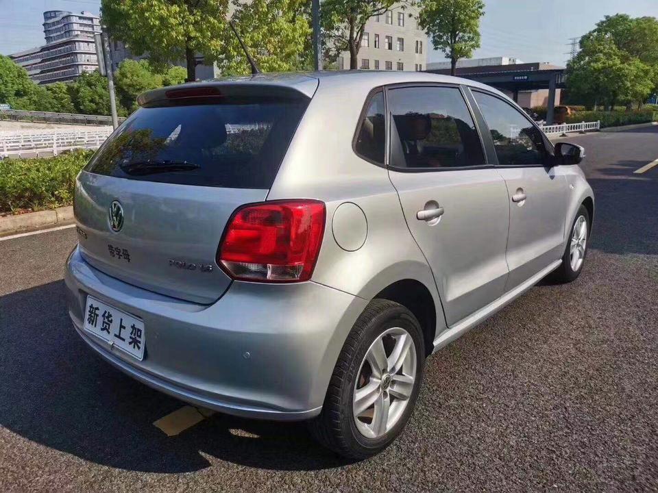 朋友介绍买2011款Polo，最高配公里数八万多，价格在48800，不知道合不合适？
