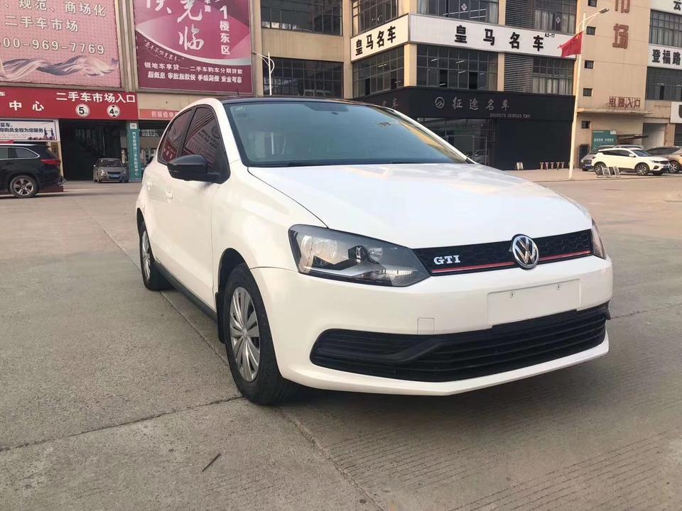 大众POLO，14年12月生产，15年1月上牌，手动，1.4排量，铁轮毂，白色，没有天窗，开了5.59w公里，左右钣金有补漆，发动机盖有补漆，共3处补漆。4.4w算不算贵？它属于几几款的车子？求大神帮帮忙！