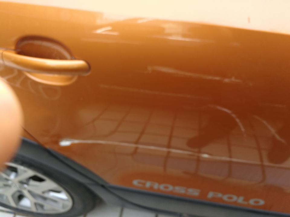 polo-这个情况怎么修，要换车门不，得多少大洋，自费伤不起呀