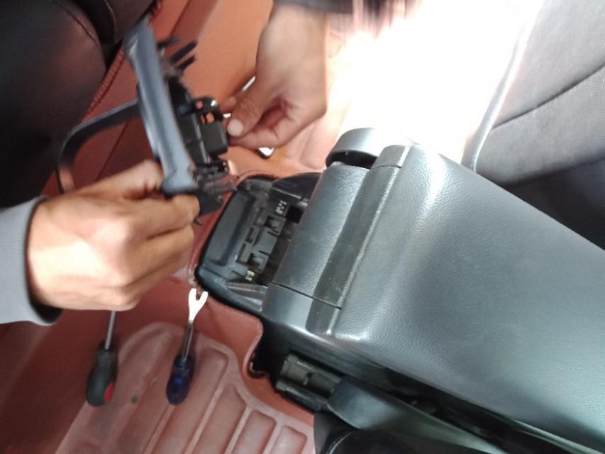 polo 扶手箱。怎么拆？