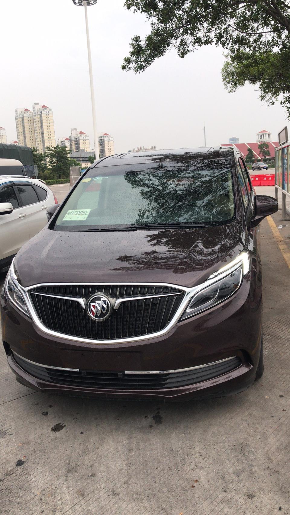 别克gl8-GL8ES方向机电子助力低速时方向盘很轻盈舒适，高速时就有点沉重了，而且握方向盘不踏实好像向一边沉，车友们有没这种感觉？