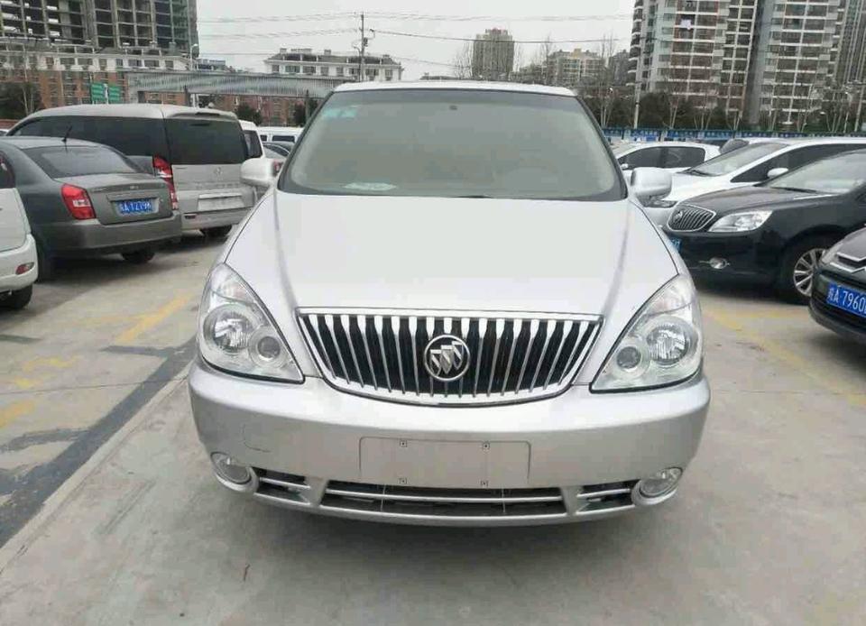 别克gl8-很想入手一部GL8 2.4L 经典款 ， 因为以前一直开3.0L陆尊，那车油耗偏高，而且变速箱让我头疼，现在打算入手这部作为家用，有朋友知道这款2.4L的和3.0L陆尊有什么不同吗？油耗和变速箱会不会好一些？