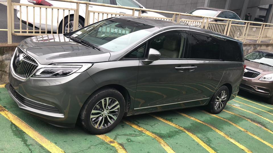 别克GL8烟墨灰18款ES  28T  旗舰版  国V  指导价399900 优惠35000裸车  上海提