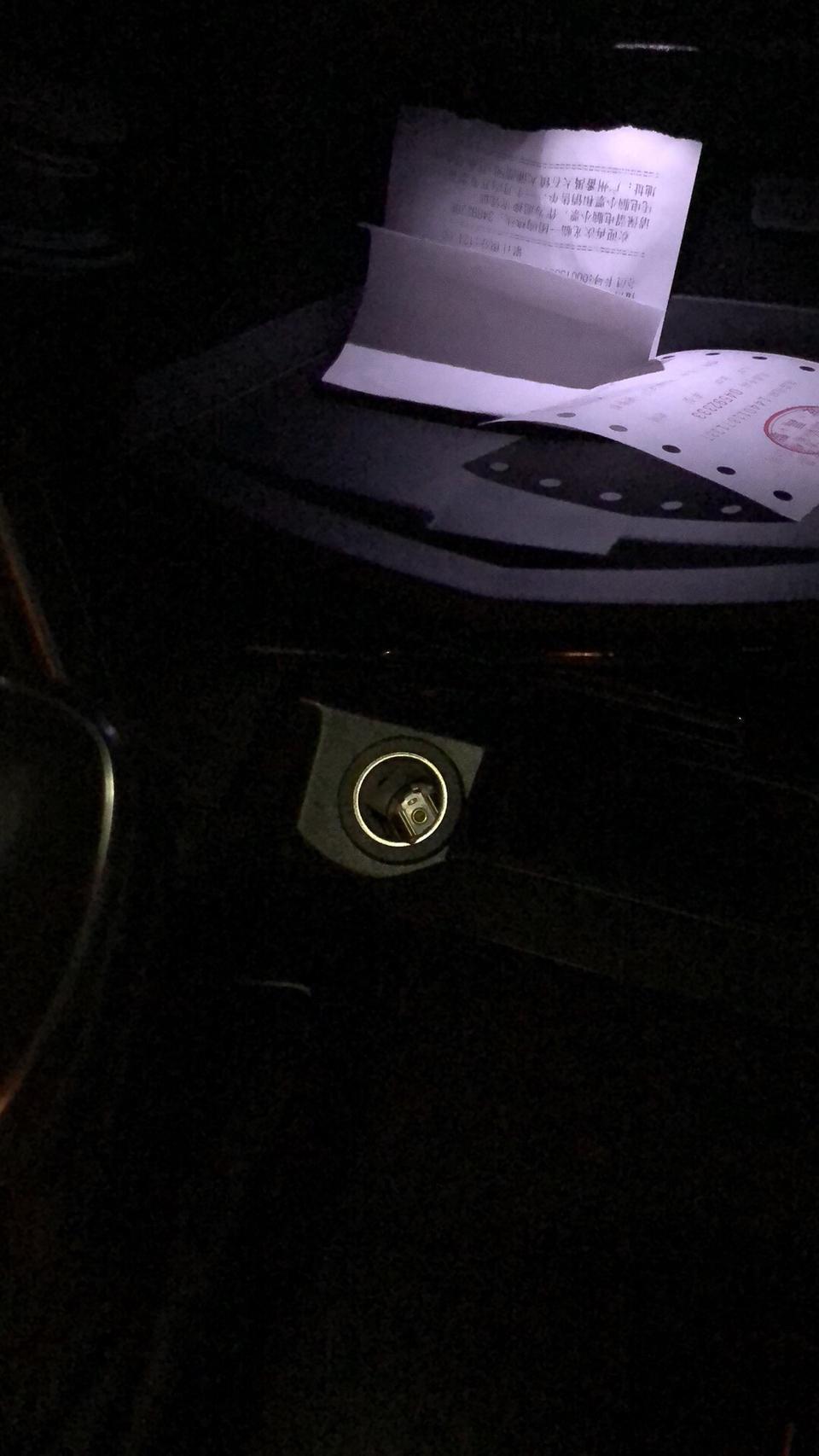 凯迪拉克xts-18款XTS有配点烟器的吗？上周刚提车 没注意看 刚刚全车都找过 点烟器接口都没带点烟器