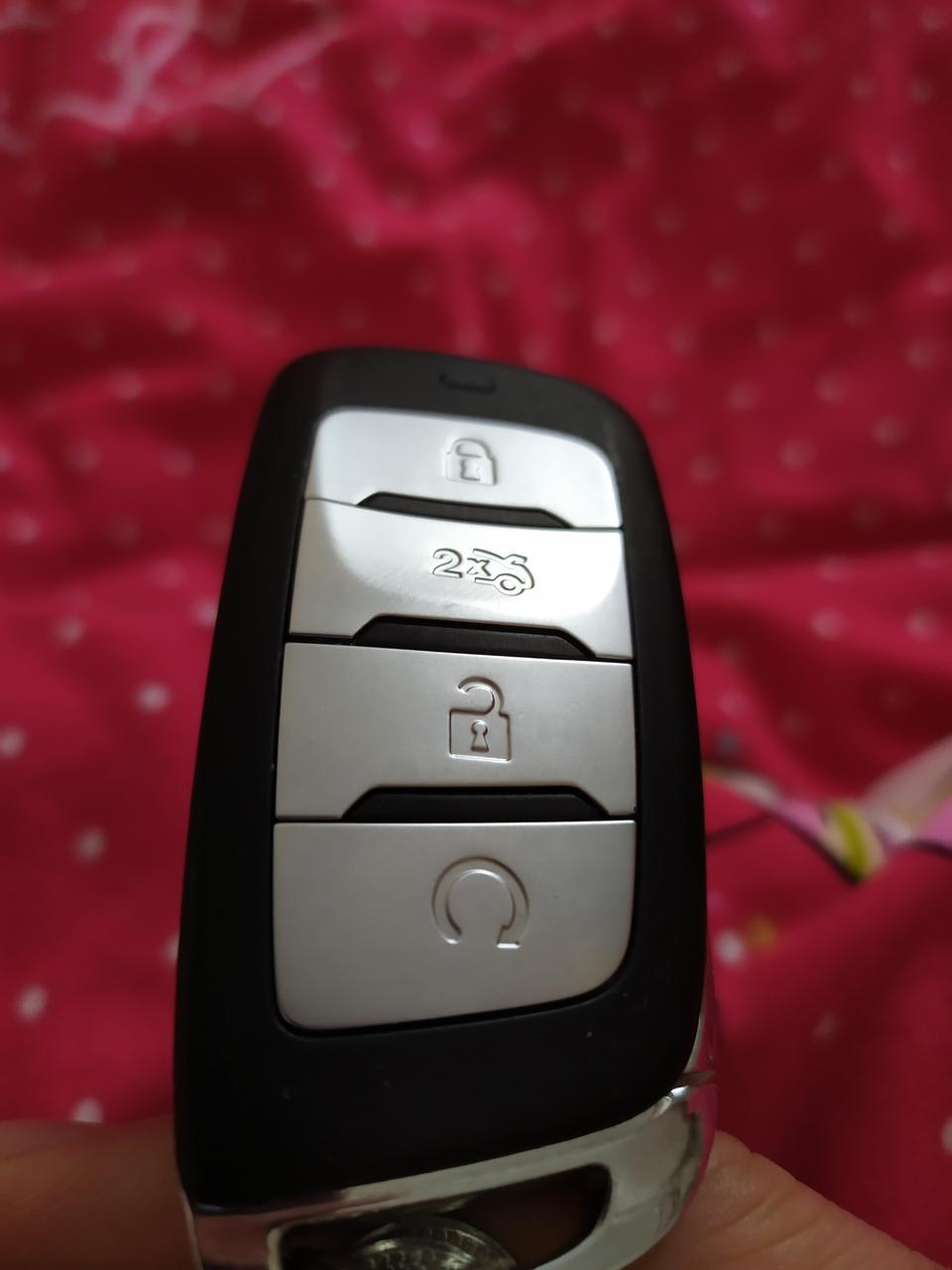 长安cs35 plus-今天早晨试了下遥控启动，按遥控钥匙上遥控启动按钮2s以上，听见发动机启动了，但发现车内没通电，仪表中控屏都没亮，是怎么回事，正常吗？