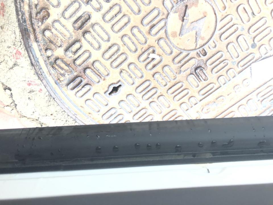 长安cs35 plus-你们的35puls主驾驶车门框处积水吗一开门水哗一下的就流出来才买车一个月去过一趟4s通了通排水孔说是因为下边有个密封防条密封的太严导致的有这说法吗？结果还积水现在车门里边还有水印。求解，买个车真闹心
