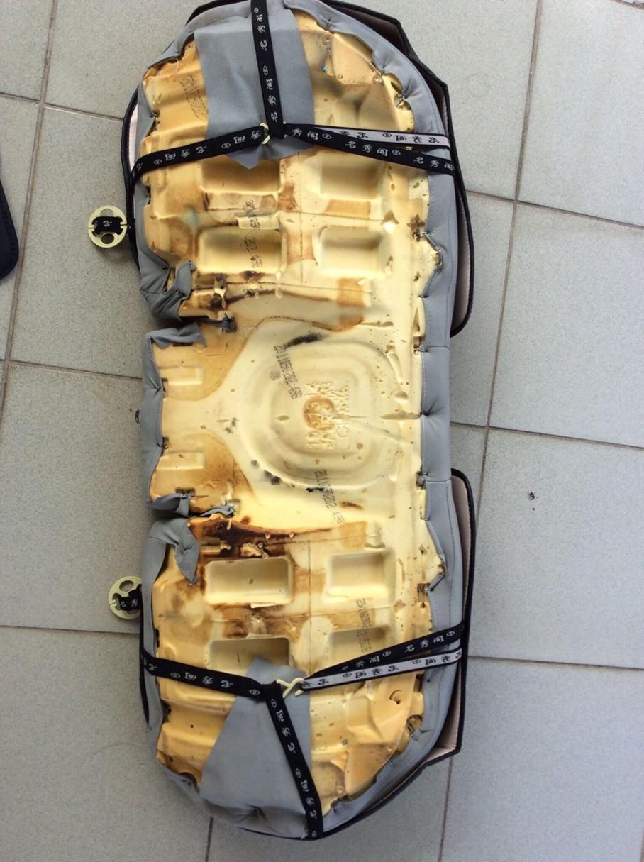 长安cs35 plus-请问一下这车后座怎么拆下来，想安个坐垫，后座拆不下来，使劲抬，卡扣能抬起来，但还是拉不出来，需要这样上坐垫，求解