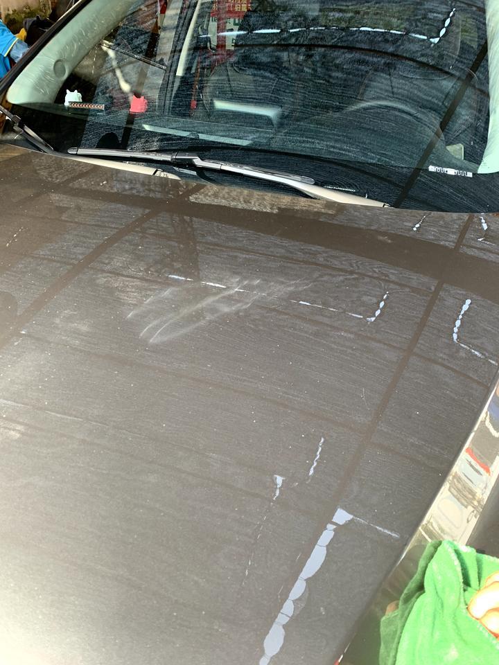 马自达cx-5-才提车半个多月 提回来的时候就看见了 在引擎盖上面 有两处，在太阳下面就会出现 这个是怎么回事有没有懂的车友。