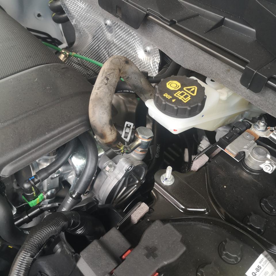 马自达cx-5-新买的车。开了700公里。一共开车不超过10次，三次高速。第一次打开发动机舱发现有一根胶管变色。寻问了4s店，他们说是刹车泵的真空管，只和我说没什么问题，没和我说为什么变成这样。我怀疑是不是老化的零件？