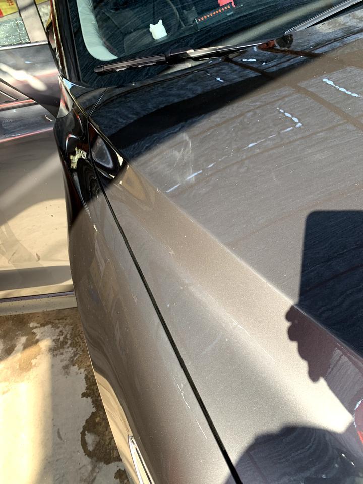马自达cx-5-才提车半个多月 提回来的时候就看见了 在引擎盖上面 有两处，在太阳下面就会出现 这个是怎么回事有没有懂的车友。