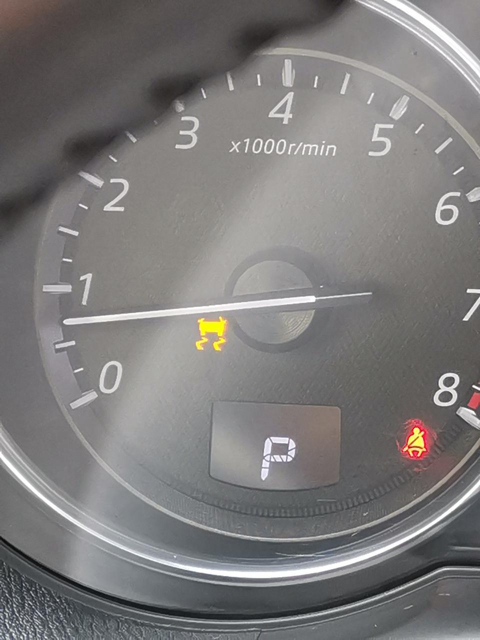 马自达cx5刚正常行驶过程中防滑灯突然亮了不知道是什么问题