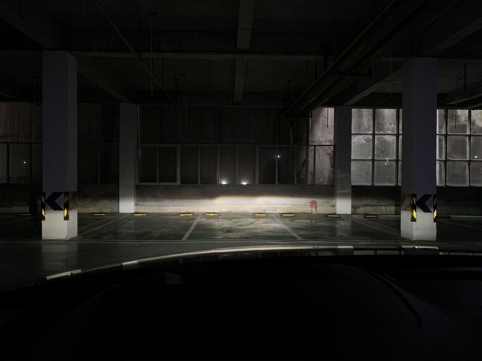 马自达cx-5-2019款cx-5近光灯的问题，大家看图可以发现左边灯要低点，这是上墙的效果，如果灯光在地面就会发现左边灯光短一些，正常吗？