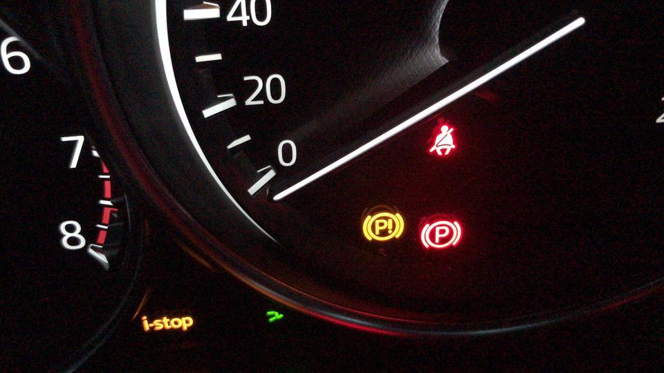 马自达cx-5-我的是新款杠5、发动机报警灯和驻车故障灯同时亮了、5个月的车子、去了4S电脑检测说是我新装的行车记录仪接到了保险丝上影响到了、但是拆了装回原装的行车记录仪、然后用电脑刷了就灯灭了、开回去过个夜第二天又亮了、来回两次、跑了几次心累、有车友遇到这情况的咩